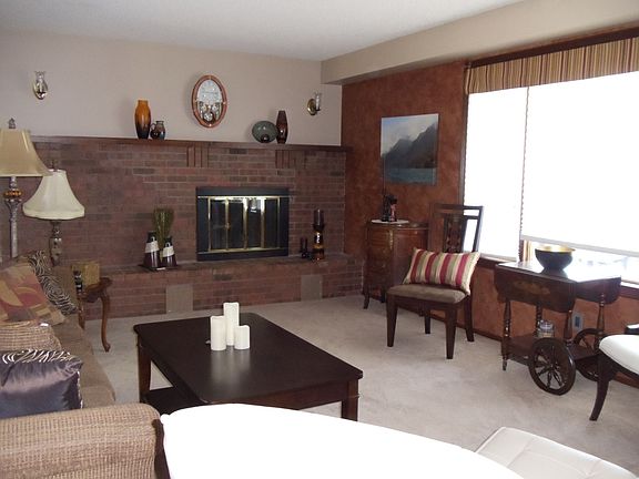 Living Room/Fireplace