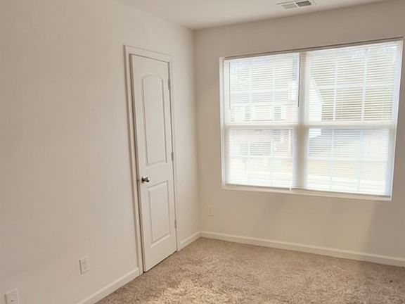 5th image of 315 Crestfield Cir