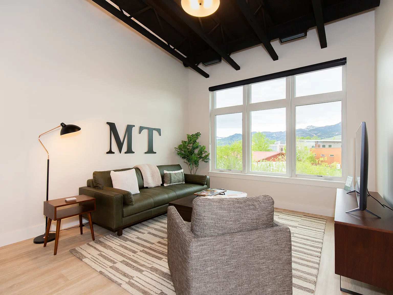 2 bed, 1.5 bath, 1900 sqft, $4,200 — Photo 4