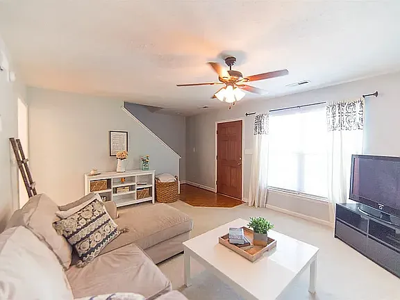 136 Mulberry Cir — Photo 3