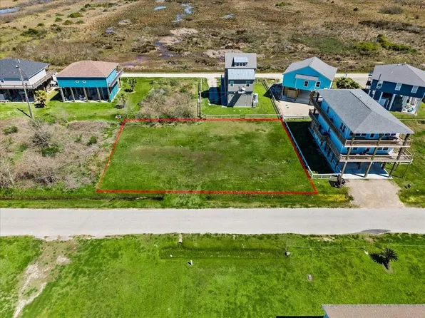 938 Melody Ln, Crystal Beach, TX 77650
