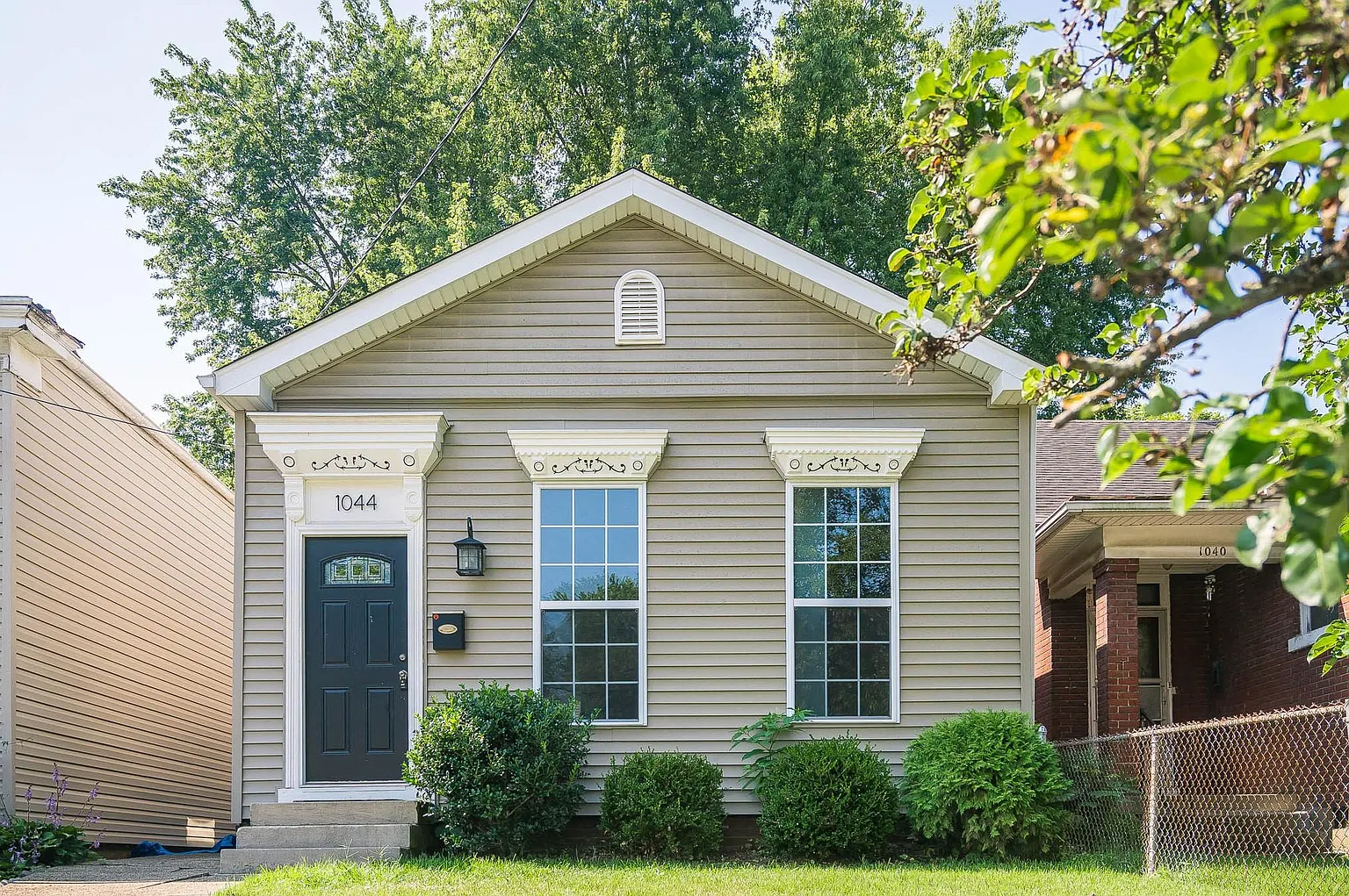 1044 Mary St photo 1