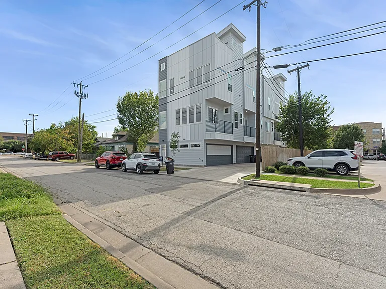 1004 Travis Ave #112 — Photo 30