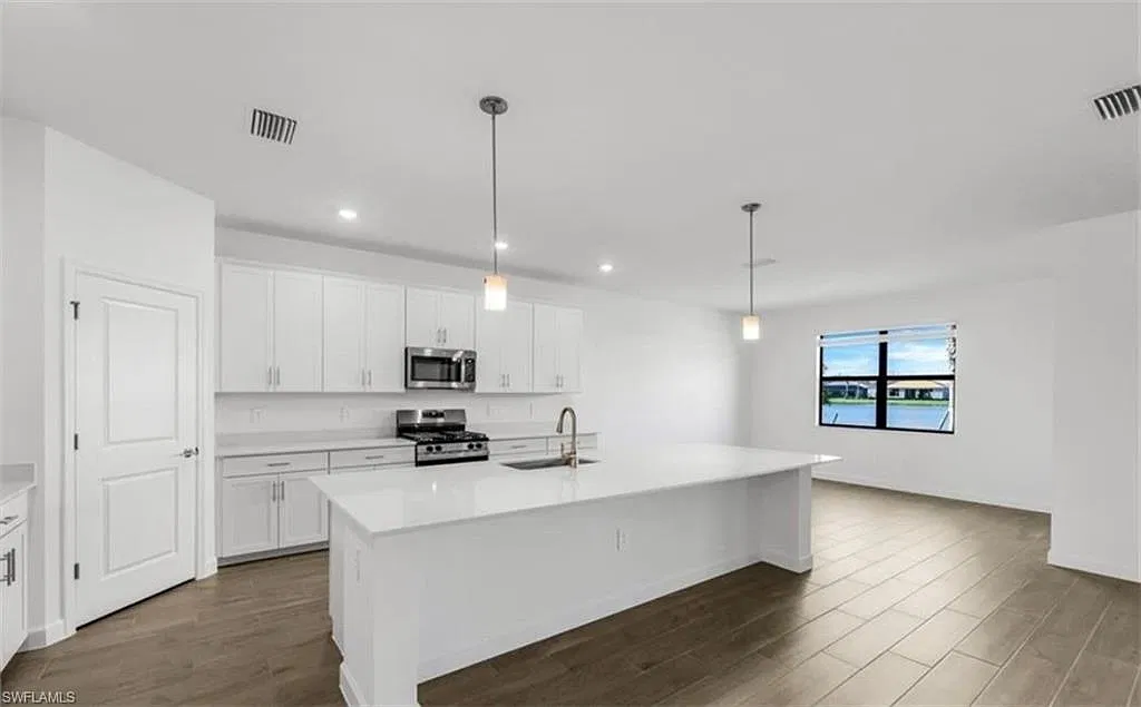 3 bed, 3.0 bath, 2434 sqft, $4,000 — Photo 2