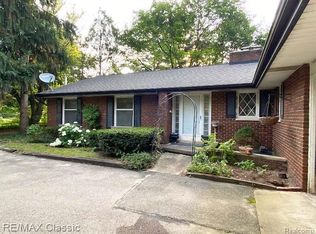 1753 Old Plank Rd, Milford, MI 48381