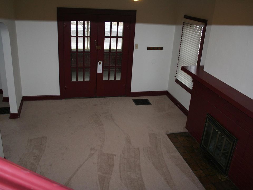 1st image of 826 E 61st St