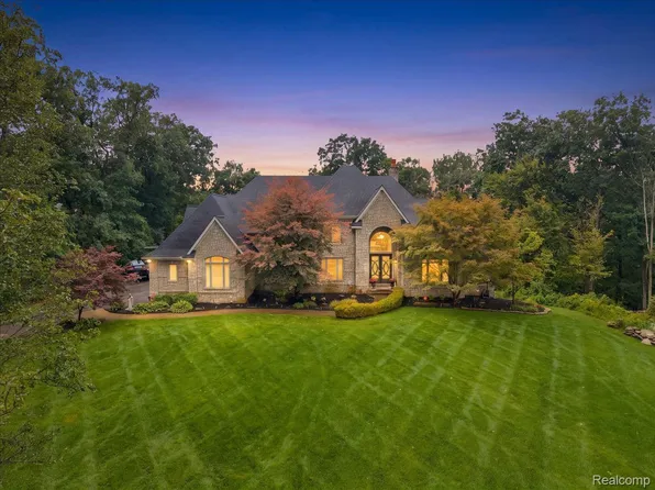 1400 Valley Crest Ct, Milford, MI 48381