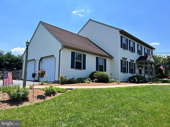 3rd image of 2 Brookview Ln