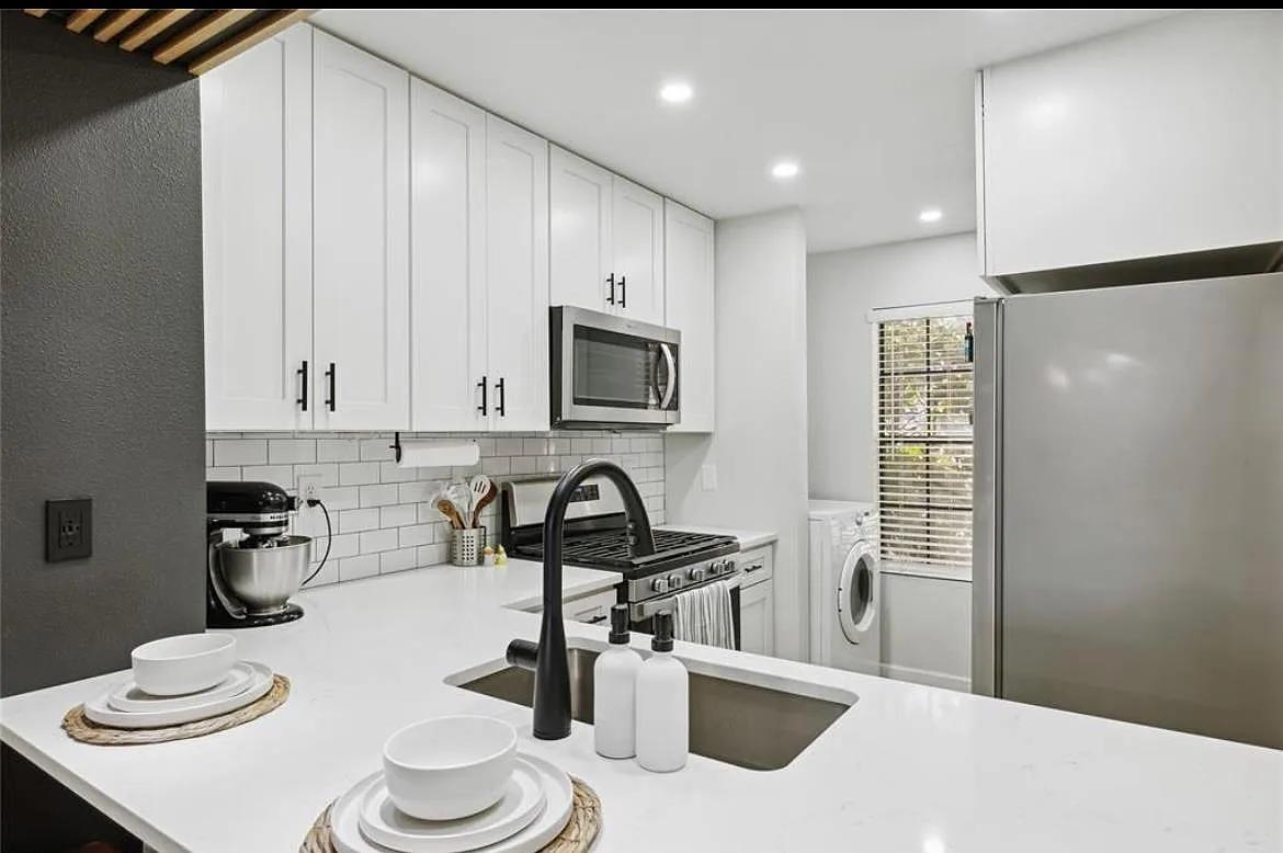 2 bed, 2.5 bath, 1041 sqft, $2,000 — Photo 2