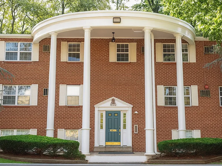 Parkside Manor — Photo 1