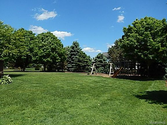 4th image of 7589 Wisteria Way