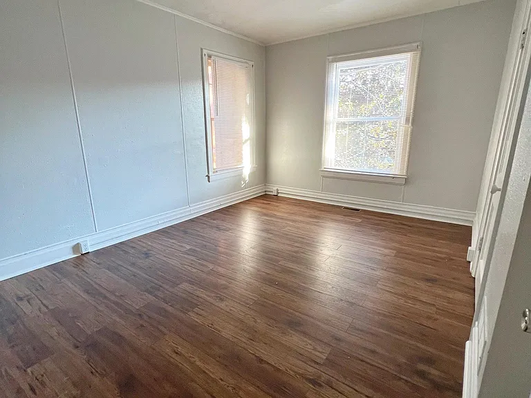 934 11th Ave — Photo 33