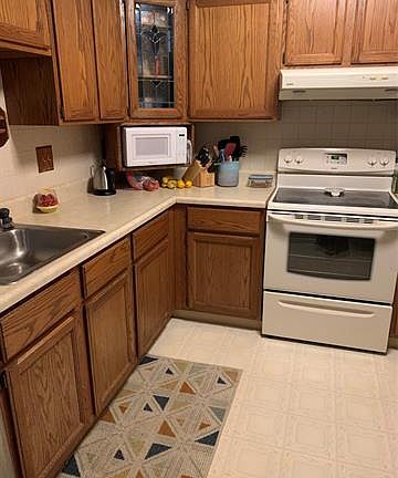 4th image of 19105 Surrey Ln