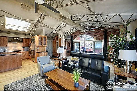 2523 Broadway St — Photo 1
