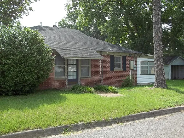 200 Henley Perry Dr — Photo 2