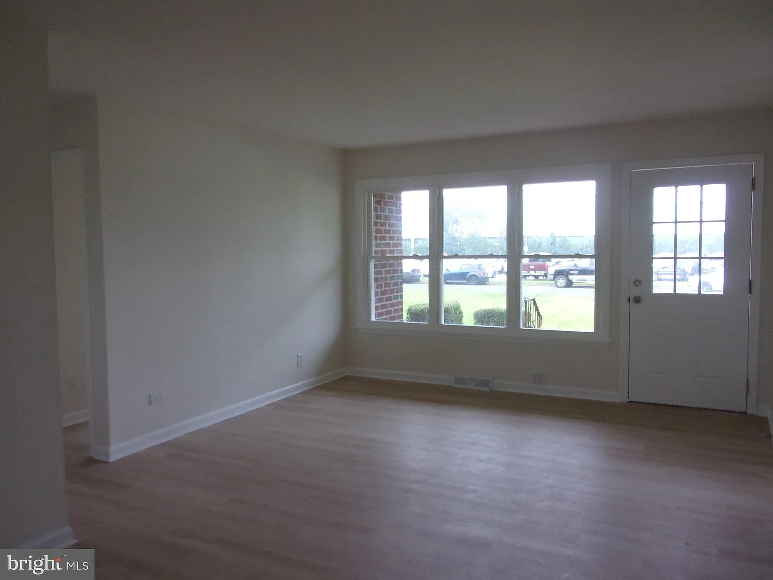 3 bed, 1.0 bath, 1004 sqft, $2,900 — Photo 3