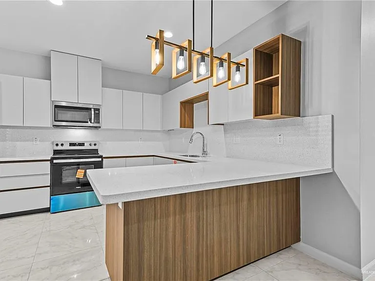 901 W 8th St #4 — Photo 5
