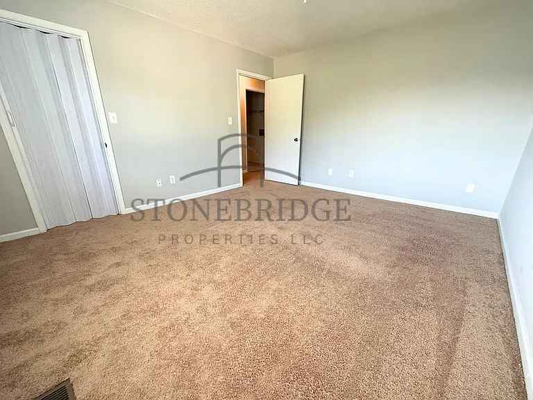 302 Hillsboro Ln — Photo 10