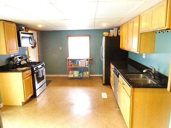 4th image of 214 E Main St