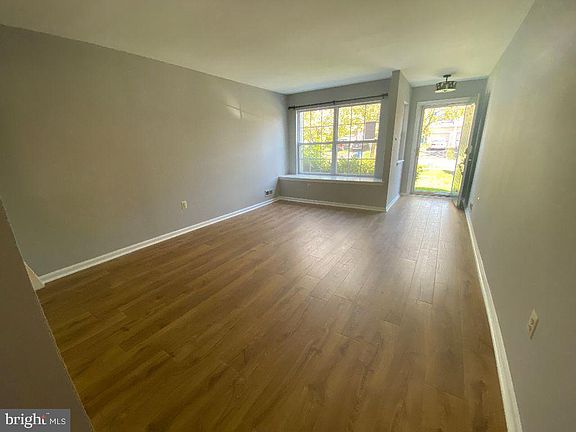 5th image of 42 Honey Locust Ln