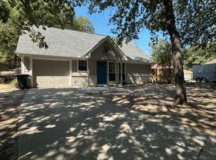 809 Red Oak Ct, Azle, TX 76020