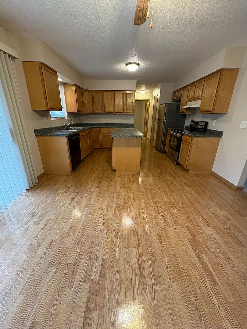 Large 2 Bedroom, 1 Bathroom Upper Duplex In Holmen — Photo 1