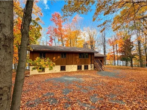 65 Lake Dr E, Gouldsboro, PA 18424
