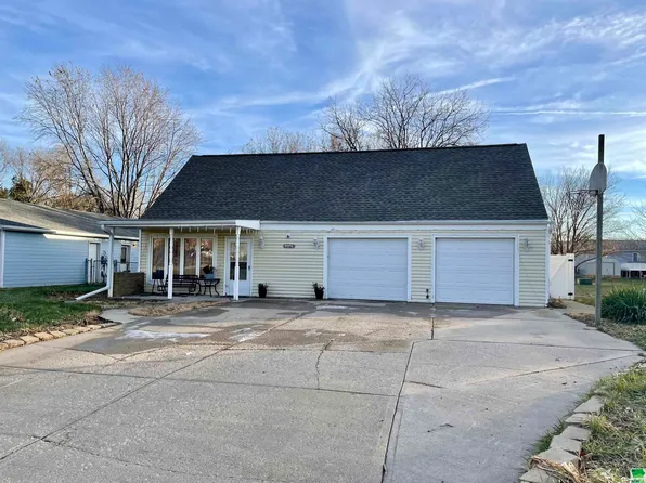 716 E 7th St, South Sioux City, NE 68776