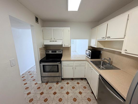 5th image of 211 NE 8th Ave APT 212