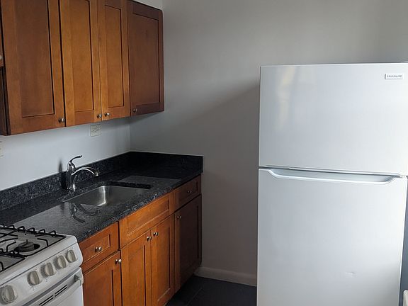 4th image of 4019 72nd St APT 1C
