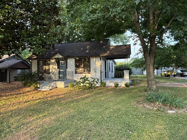 408 Spence Ln — Photo 1
