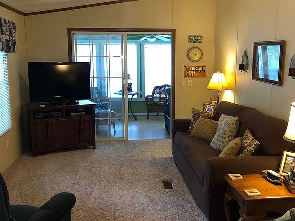 3rd image of 105 NW Riverview Dr