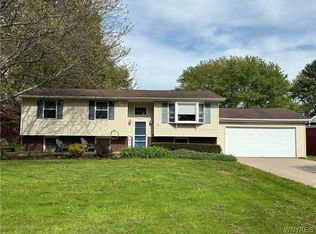 3979 Ridgelea Dr, Lockport, NY 14094