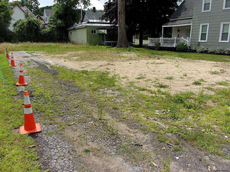 2nd image of 23 1st St