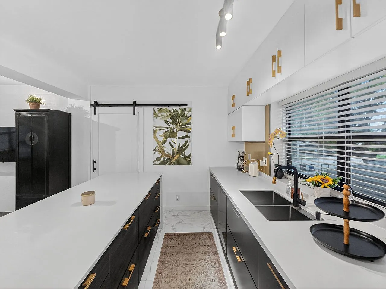 2 bed, 990 sqft, $3,300 — Photo 4
