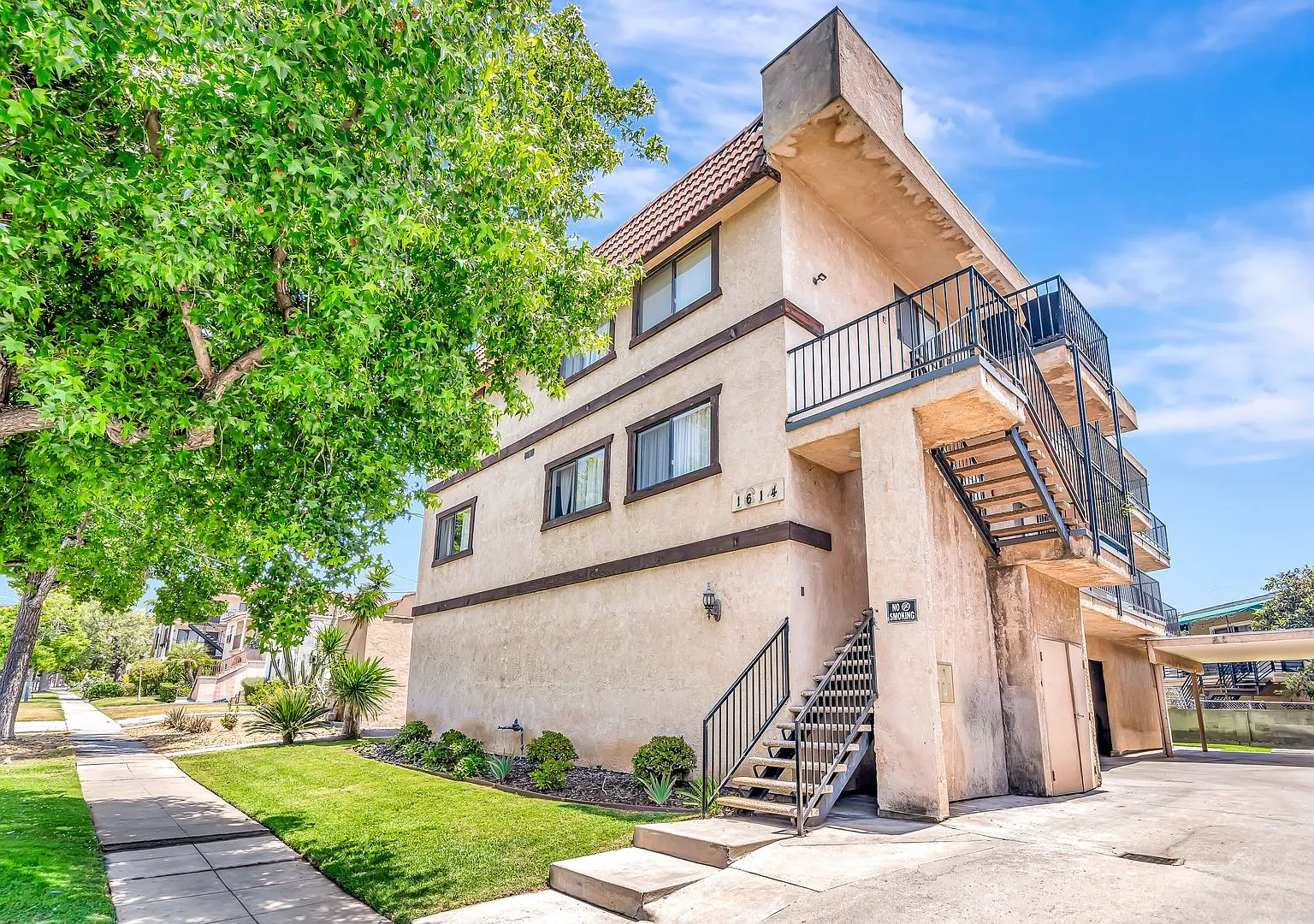 Renovated 1-Bed Retreat with Walk-In Closet & Covered Parking in Glendale — Photo 1