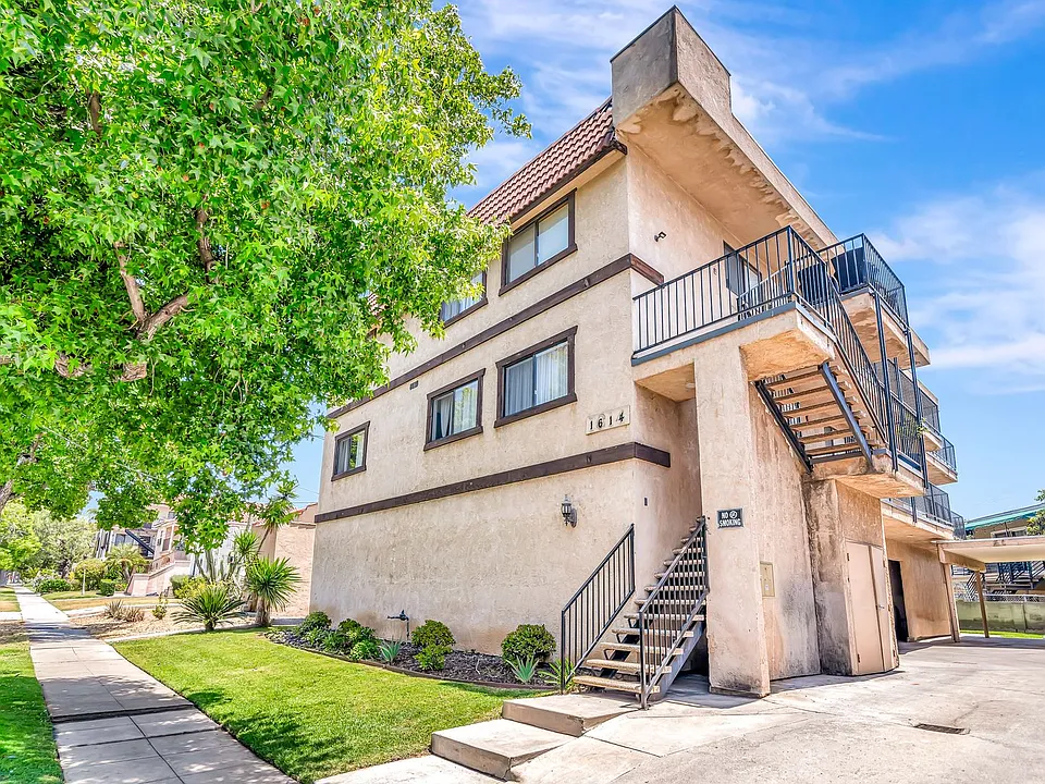 1614 E Chevy Chase Dr