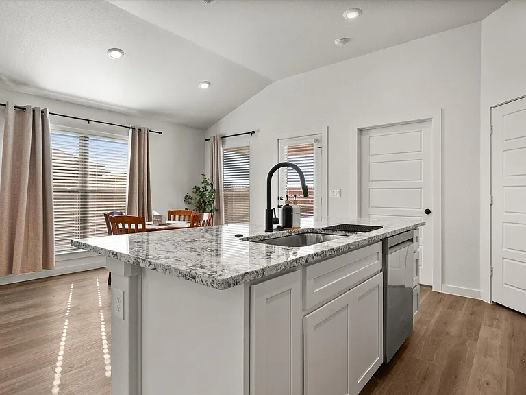 2156 Langford Ave — Photo 6