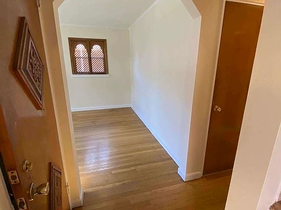 4th image of 61-10 Cloverdale Blvd #1A