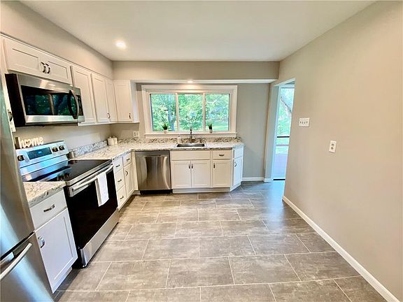 3rd image of 3018 Midland Dr