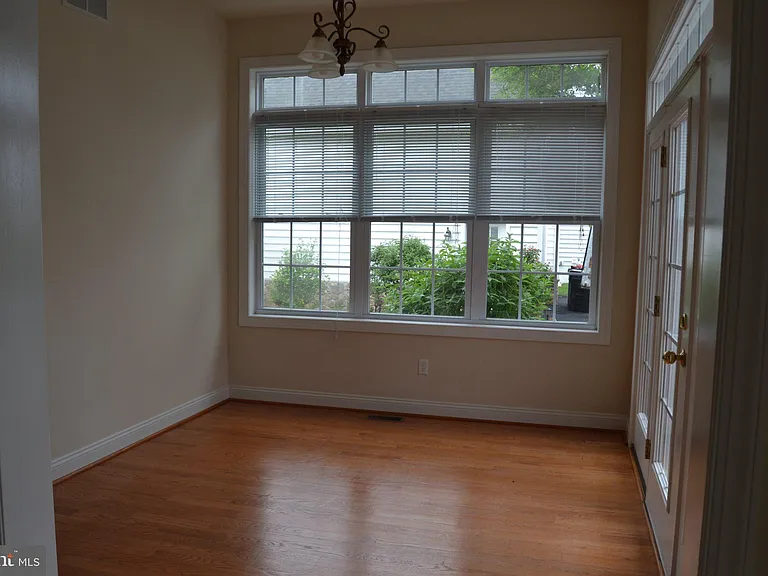 806 Wren Ln — Photo 8