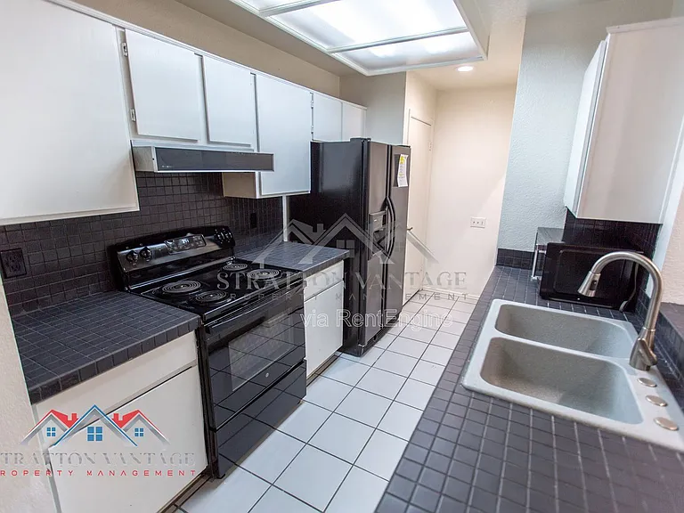 2035 S Elm St #110 — Photo 14