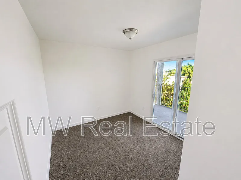 3 bed, 2.0 bath, 1000 sqft, $3,112 — Photo 4