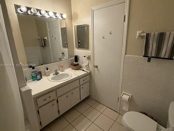 3rd image of 2424 SE 17th St APT 210B
