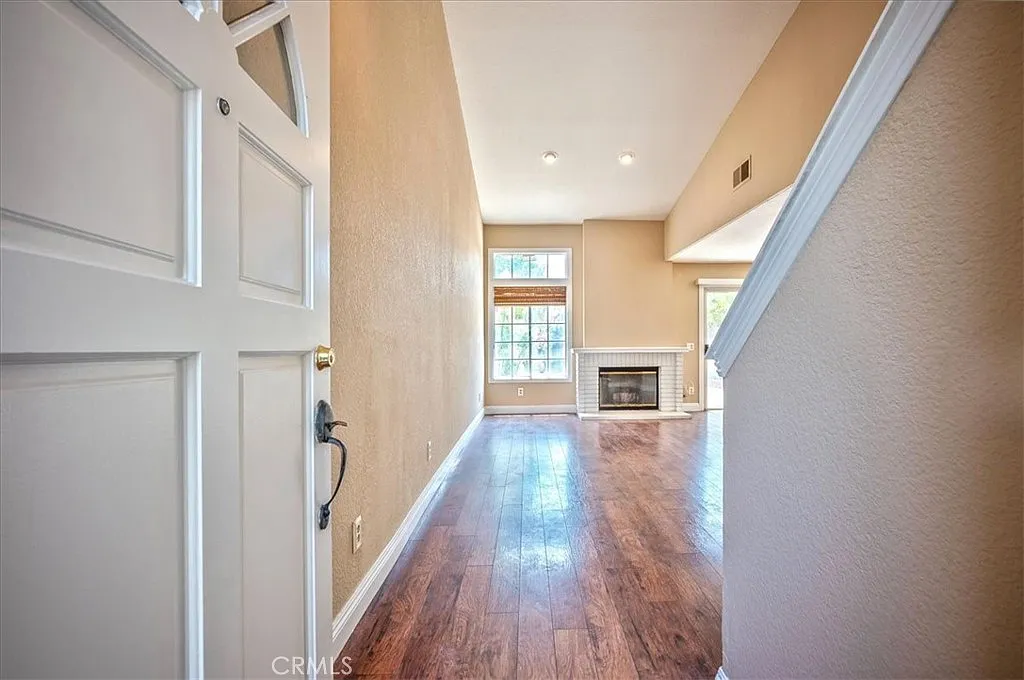 3 bed, 2.5 bath, 1407 sqft, $4,100 — Photo 3