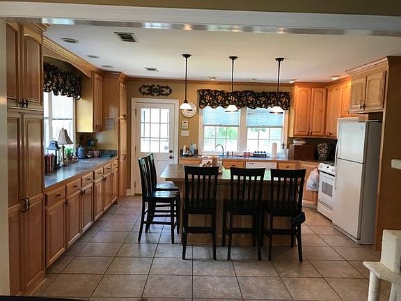 Kitchen with large island