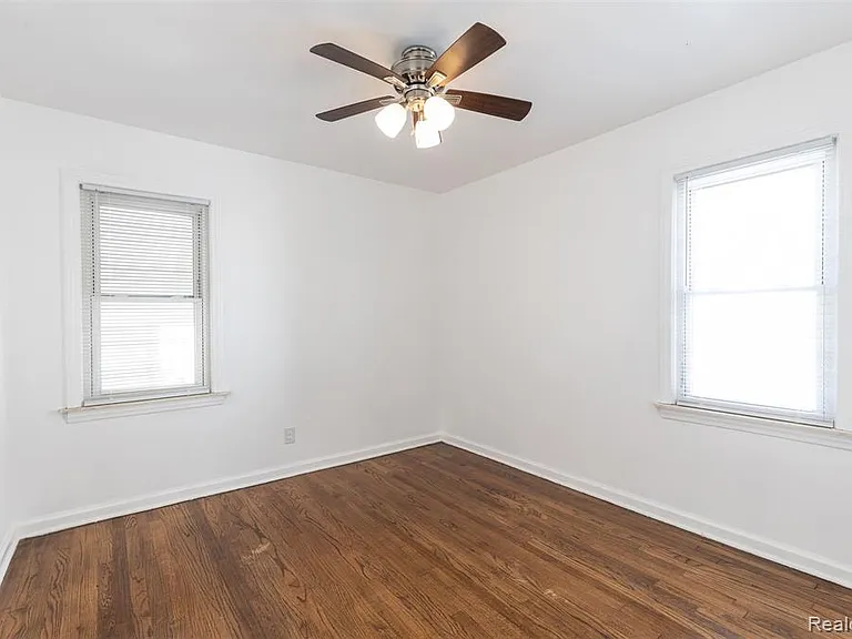 613 Riverbank St — Photo 11
