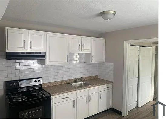 1052 Loretta Ave — Photo 5