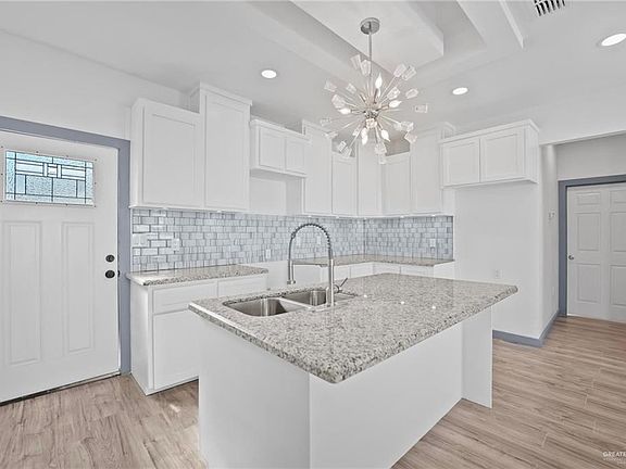 5th image of 409 Amalia Ave