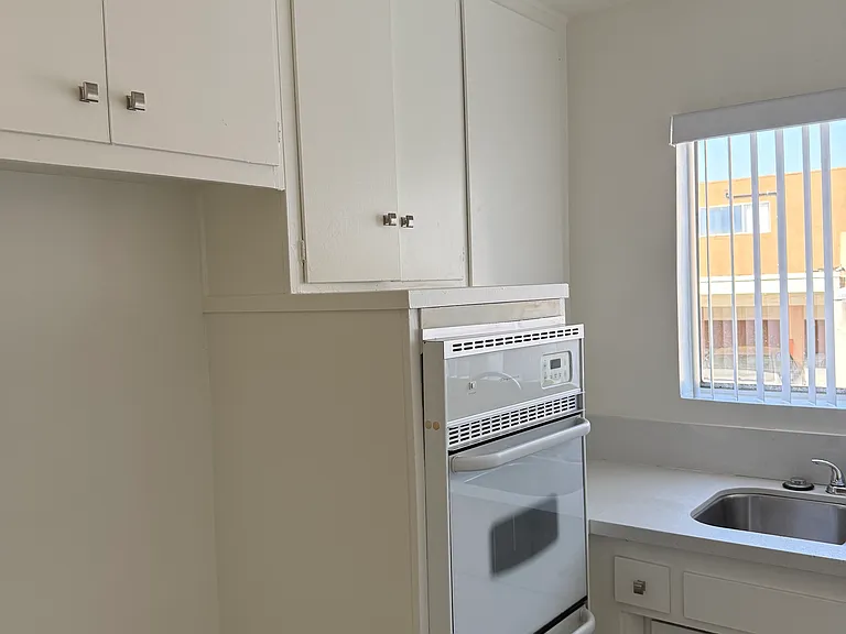 17830 Magnolia Blvd #5 — Photo 3